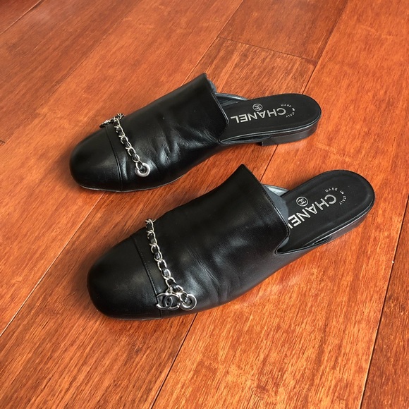 Chanel black leather mule with silver tone chain and charms - Picture 1 of 17